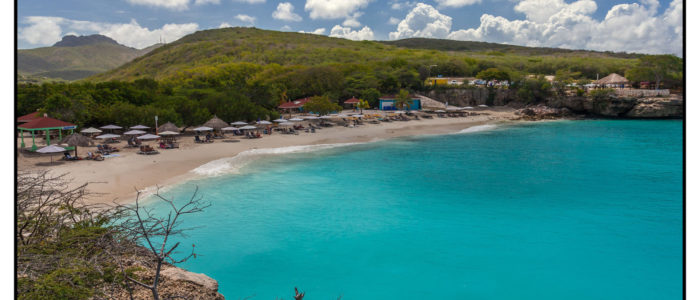 Der Bilderbuch Strand mit weissem Sand ist ein fantastischer Tauchplatz aus dem Reiseführer für Taucher der Tauchreiseführer Curacao